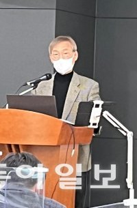 지난해 11월 열린 한국노년교육학회 추계 학술대회에서 분당, 위례인생학교 사례를 발표하는 백만기 씨.