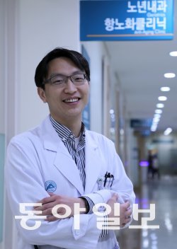 서울아산병원 노년내과 사무실을 배경으로 선 정희원 교수