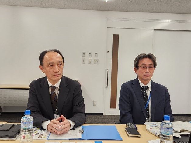 마유즈미 도모히코 일본 도쿄전력 대변인(왼쪽)과 이시바시 히로야키 매니저. (외교부 공동취재단)