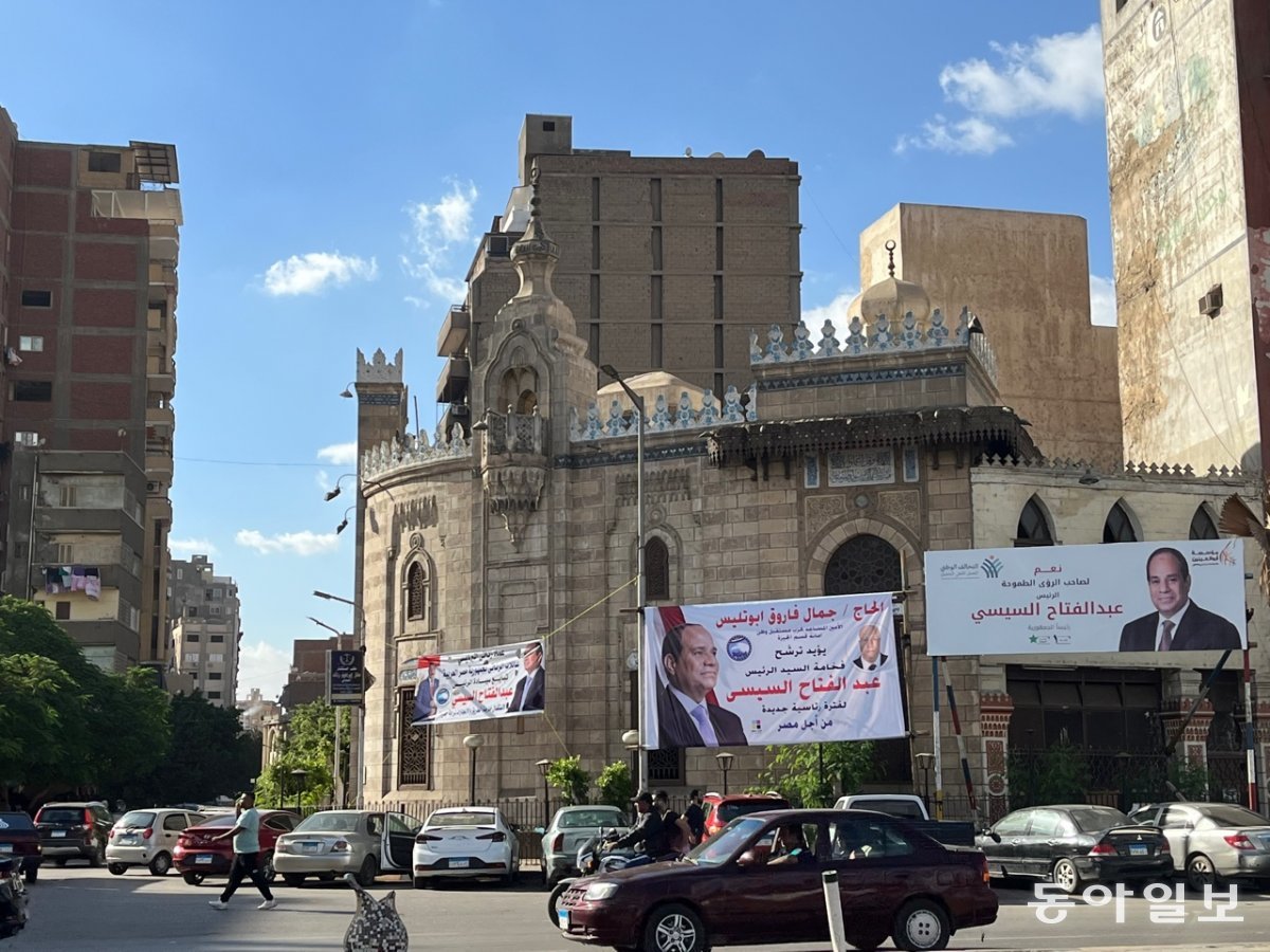 지난달 이집트 카이로 도심의 한 건물에 압둘팟타흐 시시 대통령의 대형 선거 홍보물이 걸려 있다. 야당 정치인들의 선거 홍보물은 거의 찾아볼 수 없었다. 이집트의 국가 위상이나 영향력이 과거에 비해 줄어들며 이집트 대선은 국제적으로 별다른 주목을 받지 못했다. 동아일보 DB