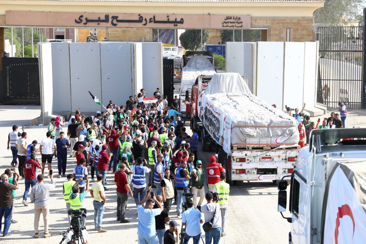 10월21일 이집트 국경에서 구호 물품을 실은 트럭들이 가자지구로 진입하고 있다. 압둘팟타흐 시시 이집트 대통령은 “가자지구 난민을 수용할 수 없다”고 밝혀왔다.  가자지구 전쟁은 시시 대통령과 이집트 정부에 큰 부담을 주고 있다. 라파=신화 뉴시스