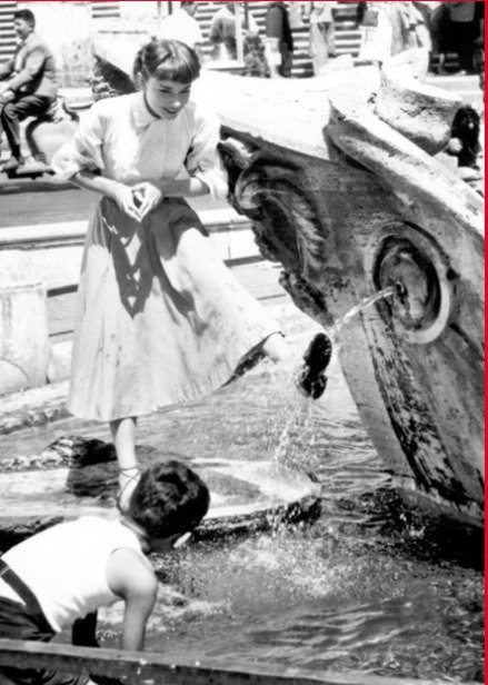 영화 ‘로마의 휴일’에서 오드리 헵번이 트레비 분수에서 장난치는 모습. ⓒ 뉴스1 DB