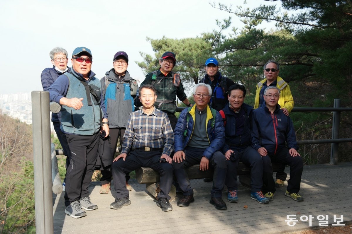 김광수 코치(왼쪽)은 주말이면 친구 및 지인들과 함께 산을 오르곤 한다.   김광수 코치 제공