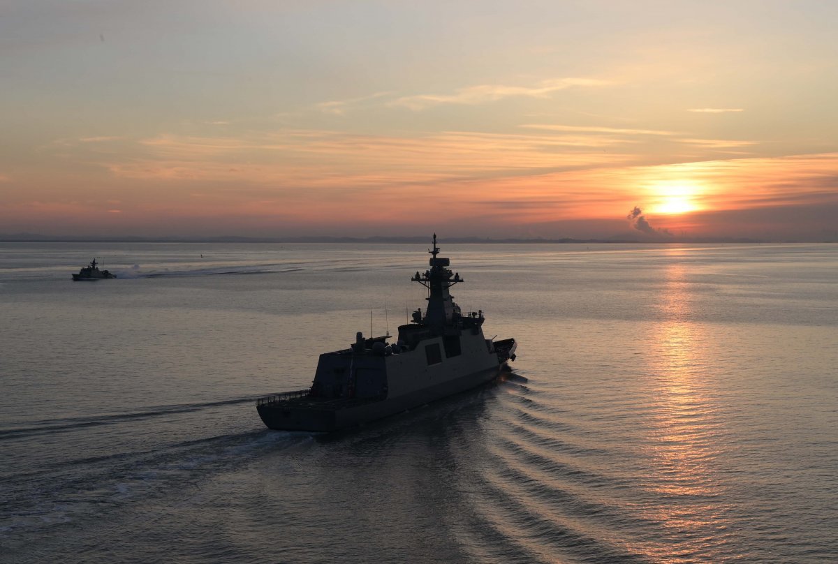 해군의 신형 호위함 천안함(FFG-II)이 12월 23일, 필승의 전투준비태세를 갖추고 서해수호를 위해 해군 2함대 사령부에 입항하고 있다.  사진제공 해군