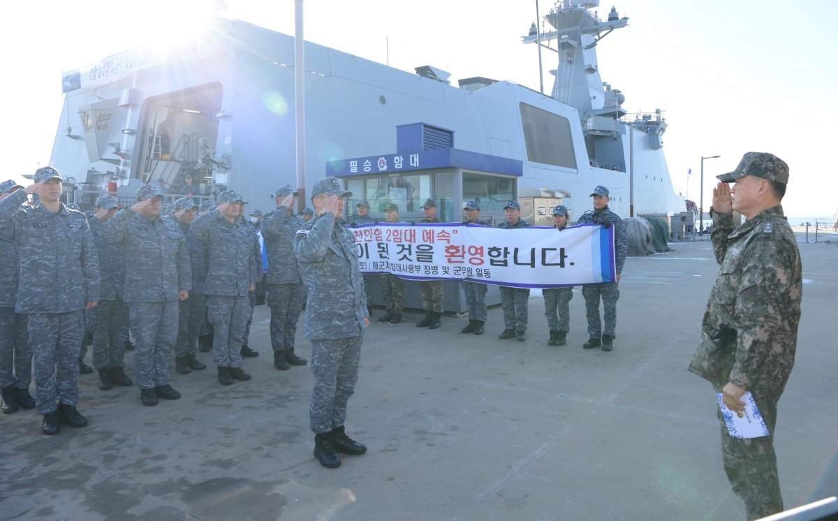 한규철 천안함장이 승조원들과   23일 해군 2함대 사령부 군항 부두에서 김경철 해군 2함대 사령관에게 예속 신고를 하고 있다.  사진제공 해군