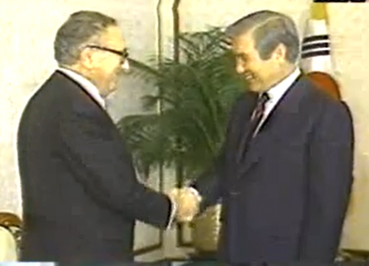 1988년 방한한 헨리 키신저를 노태우 당시 대통령이 접견하고 있다. 두 사람은 한국전쟁 당시 적국이던 중국과 수교를 추진한 공통점을 가졌다.   유튜브 화면 캡처
