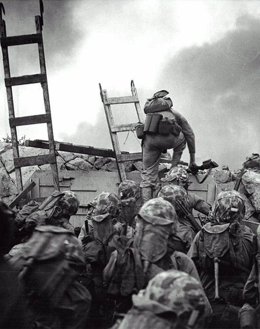 1950년 9월 15일 인천상륙작전 당시 사다리를 타고 해안에 발을 내딛는 미 해병대원들. 가장 선두에 선 이는 로페즈 중위로 이날 부하들을 구하기 위해 수류탄을 끌어안고 전사했다.  동아일보DB