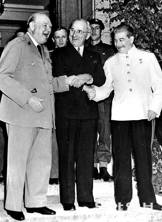 1945년 포츠담회담에 참석한 처칠, 트루먼, 스탈린(왼쪽부터). 이 회담에서 트루먼은 핵무기 개발 사실을 스탈린에게 넌지시 알리지만 스탈린은 대수롭지 않다는 듯 반응하며 허세를 부렸다.   미국 국립문서기록관리청(NARA)
