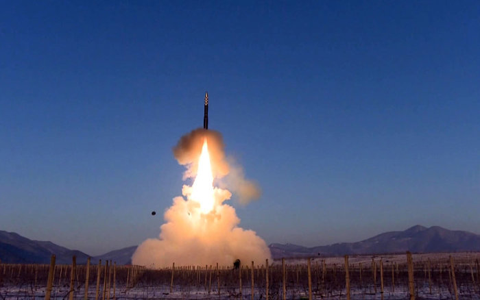 12월 18일 북한은 김정은 국무위원장이 참관한 가운데 고체연료 대륙간탄도미사일(ICBM) 화성-18형을 발사했다. [뉴시스]