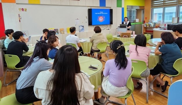 충북도교육청은 정신건강 위기 학생을 지원하기 위해 올해 254개교 9235명의 교직원을 대상으로 ‘학교로 찾아가는 교직원 생명지킴이 교육’을 운영했다.(충북교육청 제공)/뉴스1