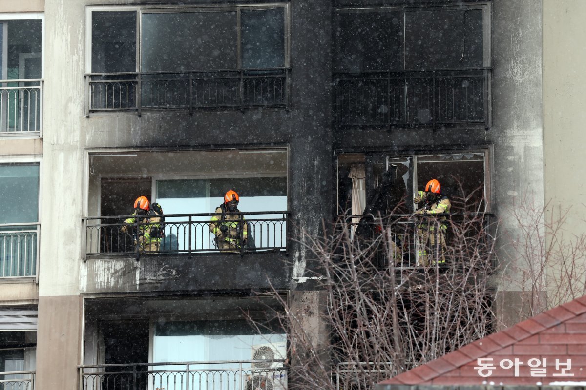 25일 오전 서울 도봉구 방학동의 한 아파트 화재 현장에서 소방대원들이 소방작업을 하고 있다. 연휴이자 성탄절인 25일 오전 4시 57분께 27층짜리 아파트 3층에서 불이나 2명이 숨지고 29명이 다쳤다. 최혁중 기자 sajinman@donga.com