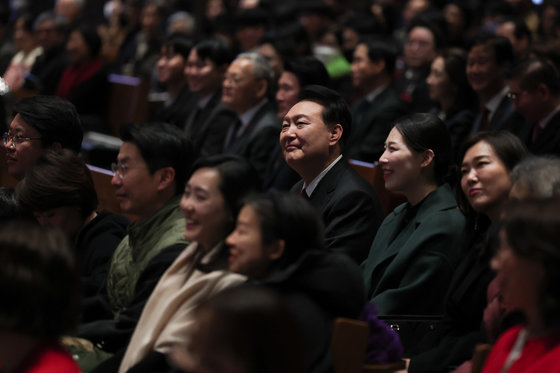 윤석열 대통령이 성탄절인 25일 오전 서울 중구 정동제일교회를 찾아 2023 성탄축하예배를 드리고 있다. (대통령실 제공) 2023.12.25/뉴스1