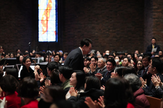 윤석열 대통령이 성탄절인 25일 오전 서울 중구 정동제일교회에서 열린 2023 성탄축하예배에 참석해 인사하고 있다. (대통령실 제공) 2023.12.25/뉴스1