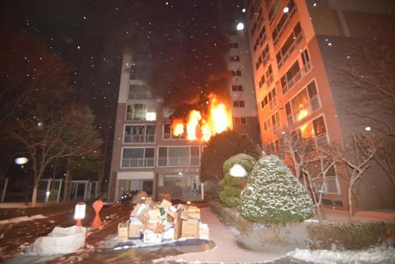 성탄절인 25일 오전 4시57분쯤 서울 도봉구 방학동의 한 아파트에서 불이 나 2명이 숨지고 36명이 다치는 사고가 발생했다. (도봉소방서 제공) 2023.12.25/뉴스1