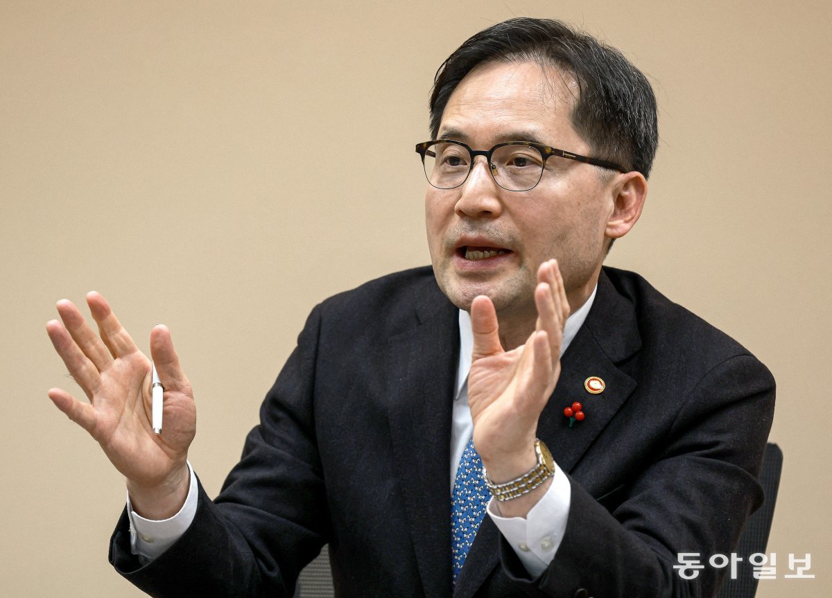 한기정 공정거래위원장이 22일 서울 중구 한국공정거래조정원에서 동아일보와 인터뷰를 하고 있다. 한 위원장은 정부가 추진하는 
‘플랫폼 경쟁촉진법’에 대한 정보기술(IT) 업계 반발에 대해 “이 법은 국내 플랫폼 업계를 살리기 위한 법”이라고 설명했다. 
송은석 기자 silverstone@donga.com