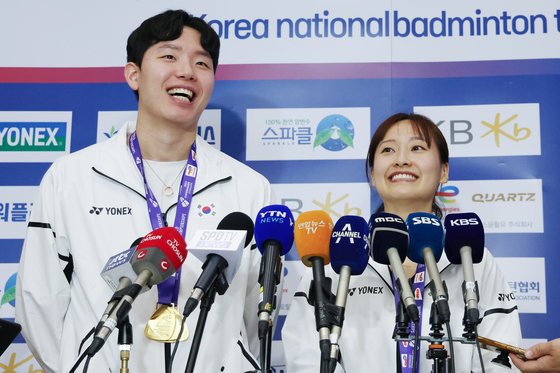 2023 세계배드민턴연맹(BWF) 세계선수권대회 혼합 복식 정상에 오른 서승재(왼쪽)와 채유정이 29일 오전 인천국제공항을 통해 귀국해 인터뷰를 하고 있다. 2023.8.29/뉴스1 ⓒ News1