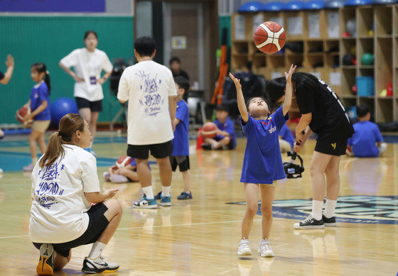 2일 오후 경기 용인시 기흥구 삼성트레이닝센터(STC)에서 열린 ‘W-페스티벌 in 용인’에서 아이들이 농구 체험을 하고 있다.  2023.8.2/뉴스1
