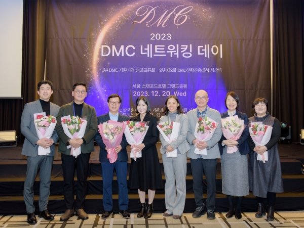 20일 스탠포드호텔서울에서 열린 제2회 DMC산학진흥대상 시상식에서 수상자들이 기념 촬영을 하고 있다. 사진 제공= DMC산학진흥재단