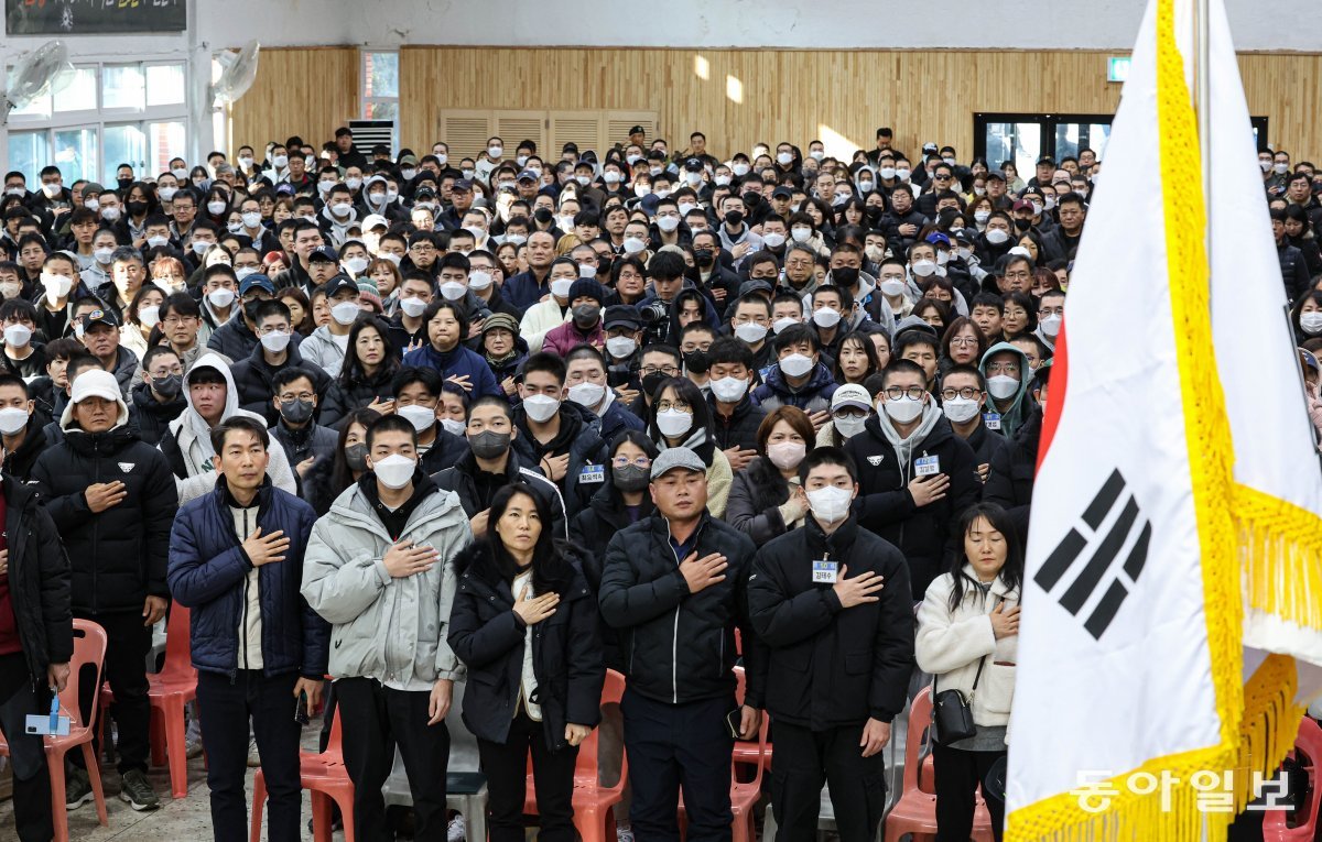 26일 오후 경기도 파주시 육군 1사단 신병교육대대에서 입영장정들이 국민의례를 하고 있다.  이한결 기자 always@donga.com