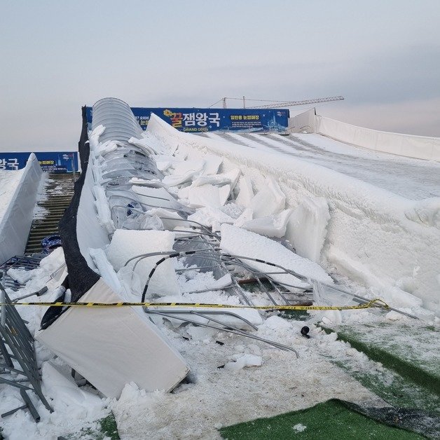 24일 오후 4시18분쯤 충북 청주시 상당구 지북동 눈썰매장에서 비닐하우스 형태의 보행통로 지붕 구조물이 무너져 당시 10여명이 깔렸다 구조됐다.(충북소방본부 제공).2023.12.24/뉴스1