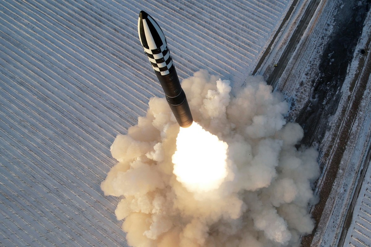 북한이 전날 발사한 장거리탄도미사일이 고체연료 기반의 신형 대륙간탄도미사일(ICBM) ‘화성-18형’. 평양 노동신문
