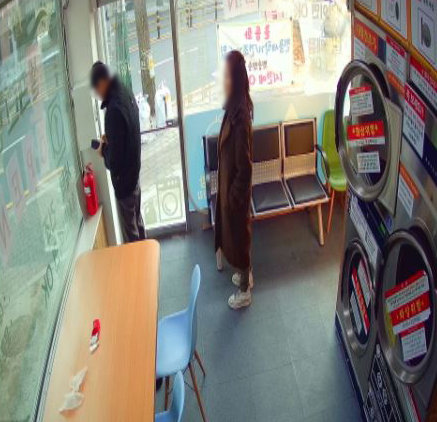 26일 해외 IP캠 영상을 중계하는 해외 홈페이지 ‘인세캠’에서 캡처한 서울의 한 상점 내부의 모습.
