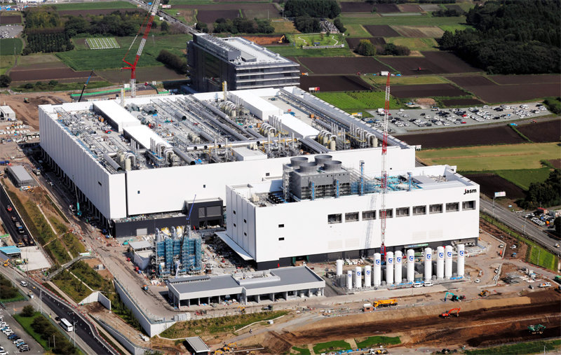 대만 TSMC가 내년 2월 준공할 예정인 일본 구마모토 파운드리 1공장. 이 공장이 지어지면서 일본 반도체 관련 업체들의 인근 지역 투자도 잇따르고 있다. 아사히신문 제공