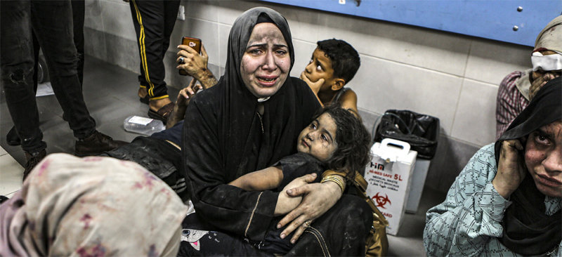 병원으로 대피한 가자 주민들 10월 17일(현지 시간) 팔레스타인 가자지구 내 병원 폭발로 부상을 당한 주민들이 인근 의료기관인 알시파 병원으로 대피해 있다. 이스라엘과 하마스 간 전쟁이 3개월 가까이 이어지며 가자지구에선 2만 명이 넘는 민간인이 숨진 것으로 알려졌다. 가자=AP 뉴시스