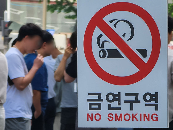 ‘세계 금연의 날’인 지난 5월 31일 서울시내 거리에서 시민들이 흡연을 하고 있다.  2023.5.31/뉴스1
