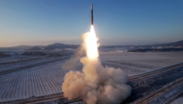 북한 대륙간탄도미사일(ICBM) ‘화성-18형’. (평양 노동신문=뉴스1)