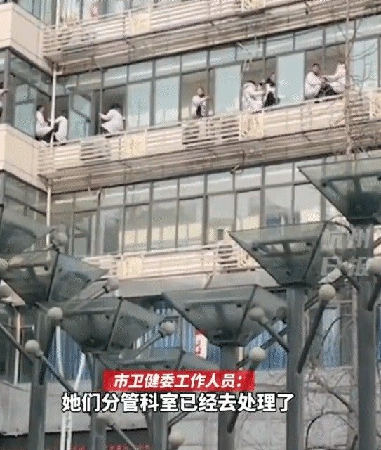 쓰촨성 쑤이닝시의 한 의료기관에서 의료진들이 창틀에 앉아있다. 웨이보 갈무리