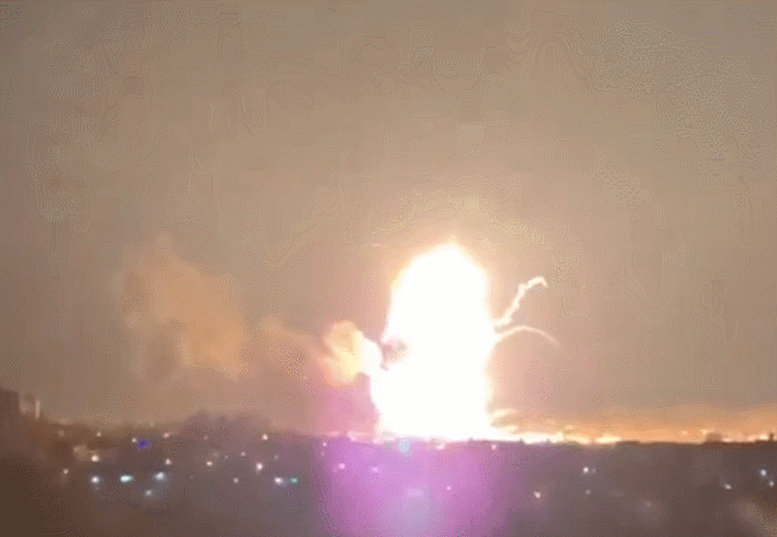 우크라이나군 순항미사일이 착탄하자 대폭발을 일으킨 러시아군 상륙함 노보체르카스크. 공군 사령관 미콜라 올렉시추크 중장 텔레그램 캡처