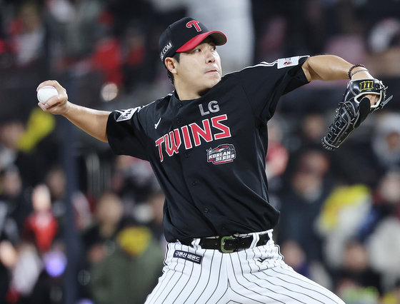 10일 오후 경기도 수원시 장안구 수원KT위즈파크에서 열린 ‘2023 신한은행 SOL KBO 포스트시즌’ 한국시리즈 3차전 kt 위즈와 LG 트윈스의 경기 4회말 2사 1루 상황, 마운드에 오른 LG 두 번재 투수 김진성이 역투하고 있다. 2023.11.10 뉴스1