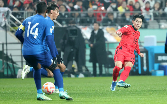 대한민국 축구대표팀 이강인이 16일 서울 마포구 서울월드컵경기장에서 열린 2026 FIFA 북중미 월드컵 아시아 지역 2차 예선 C조 조별리그 대한민국과 싱가포르의 경기에서 패스를 하고 있다. 2023.11.16 뉴스1