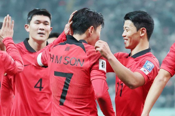 16일 서울 마포구 서울월드컵경기장에서 열린 2026 FIFA 북중미 월드컵 아시아 지역 2차 예선 C조 조별리그 대한민국과 싱가포르의 경기에서 손흥민이 슛을 성공시킨 뒤 황희찬·김민재와 함께 기쁨을 나누고 있다. 2023.11.16 뉴스1