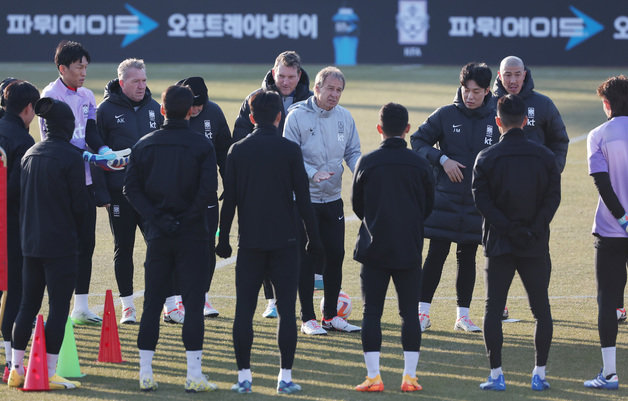 대한민국 축구대표팀 위르겐 클린스만 감독이 18일 오후 서울 양천구 목동종합운동장에서 열린 오픈 트레이닝에서 작전 지시를 하고 있다. 대표팀은 오는 21일 선전유니버시아드스포츠센터에서 중국과 2차전 원정 경기를 치른다. 2023.11.18 뉴스1