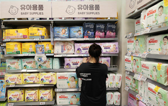 28일 서울시내 한 마트에서 유아용품을 판매하고 있다. 2023.6.28 뉴스1