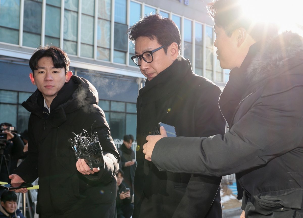 마약 투약 혐의를 받는 배우 이선균 씨가 지난 23일 인천 남동구 인천 논현경찰서에 출석하고 있다. 뉴시스