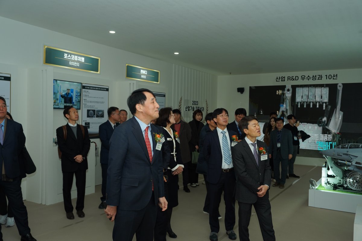 산업통상자원부 장영진 제1차관(가운데)이 6일 서울 강남구 코엑스에서 개최된 ‘대한민국 2023 산업기술 R&D 대전’에 조성된 우수 성과 10선을 소개하는 전시를 둘러보고 있다.  한국산업기술기획평가원 제공