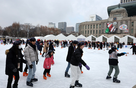 크리스마스인 25일 서울 중구 서울광장에 마련된 스케이트장에서 시민들이 즐거운 시간을 보내고 있다. 2023.12.25/뉴스1 ⓒ News1
