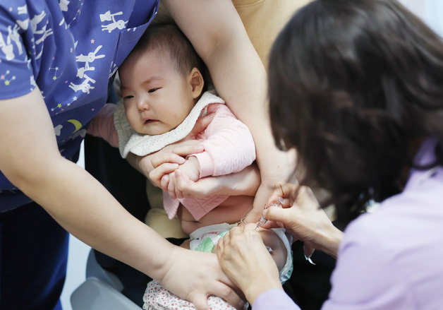 7일 오전 서울 시내의 한 소아과에서 아기가 독감 접종을 받고 있다. 2023.12.7/뉴스1