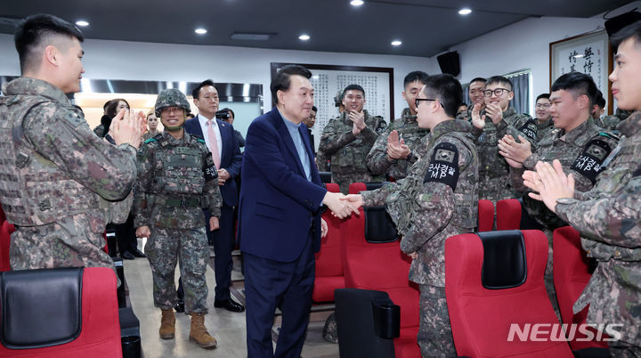 윤석열 대통령이 28일 경기 연천군 전방부대 전망대를 찾아 장병들과 인사하고 있다. 2023.12.28. [연천=뉴시스]