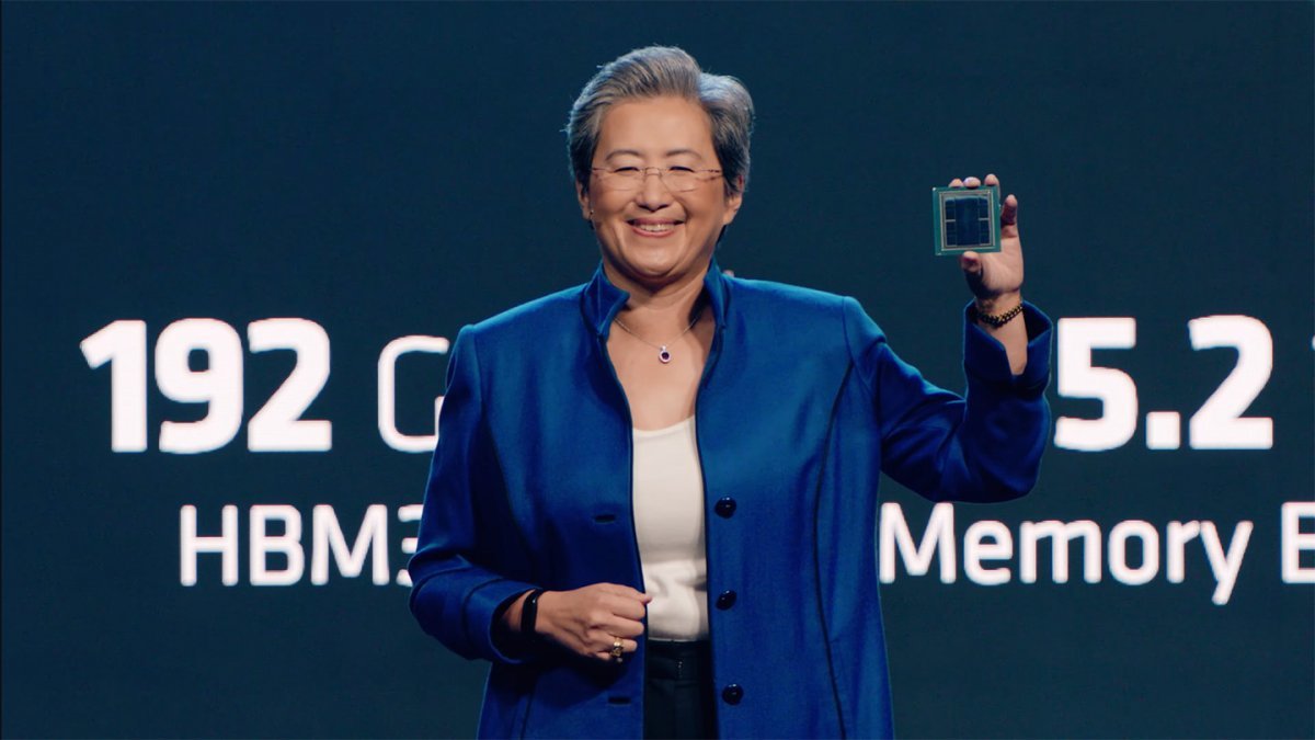 AMD 최고경영자 리사 수 박사가 AMD MI300 시리즈 칩셋을 선보이고 있다. 출처=AMD