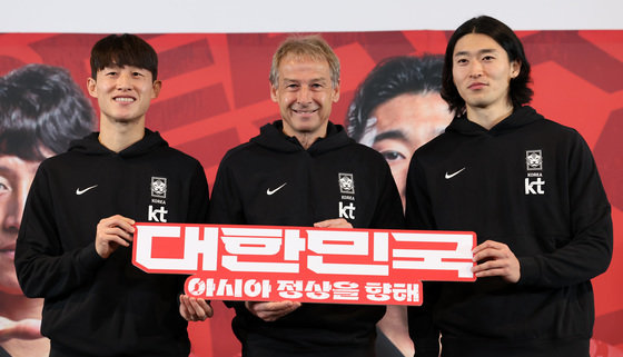 South Korea national soccer team Lee Jae-seong (from left), coach Jurgen Klinsmann, and Cho Gyu-seong are taking a commemorative photo at the 2023 Asian Football Confederation (AFC) Qatar Asian Cup national soccer team roster announcement ceremony held at CGV I'Park Mall in Yongsan-gu, Seoul on the 28th.  2023.12.28 News 1