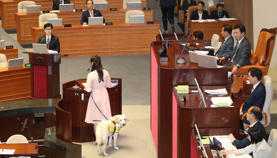 지난 6월14일 한동훈 당시 법무부 장관이 서울 여의도 국회에서 열린 제407회 국회(임시회) 제3차 본회의 교육·사회·문화 분야 대정부질문에서 김예지 국민의힘 의원들 질문에 답하고 있다. 2023.6.14. 뉴스1