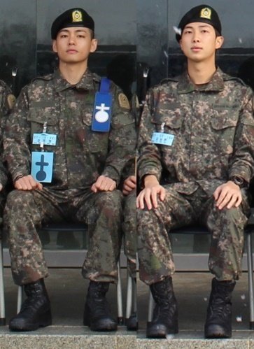 방탄소년단 뷔(왼쪽), RM. 육군훈련소 제27신병교육연대