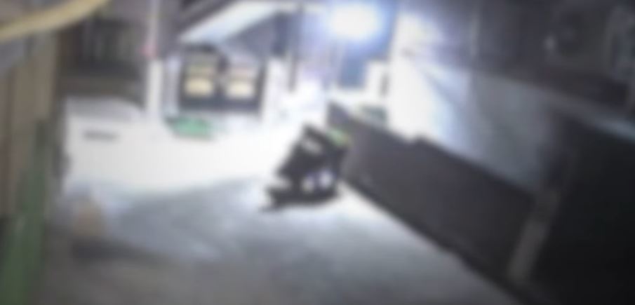 시신이 담긴 고무통을 차로 옮기는 피의자. 유튜브 서울경찰 영상 캡처