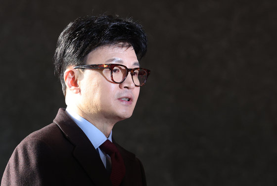 한동훈 국민의힘 비상대책위원장이 27일 서울 여의도 국회에서 취재진의 질문을 받고 있다. 2023.12.27/뉴스1