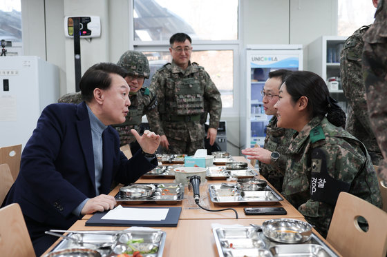 윤석열 대통령이 28일 경기 연천군에 위치한 육군 제5보병사단을 방문해 병영식당에서 오찬 중 부대 간부들과 대화를 하고 있다. 대통령실 제공 2023.12.28 뉴스1