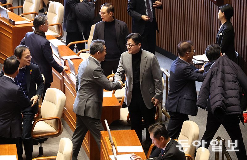 28일 서울 여의도 국회 본회의장에서 김건희 특검법이 국민의힘 의원들이 퇴장한 가운데 가결됐다. 홍익표 더불어민주당 원내대표가 의원들과 악수하고 있다. 김재명 기자 base@donga.com